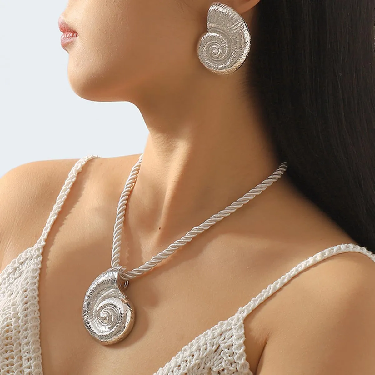 Beach Jewelry for Women Seashell Necklace Gold Starfish Necklace Beach Necklaces for Women Surfer Puka Shell Necklaces for Women Summer Beachy Seashell Jewelry