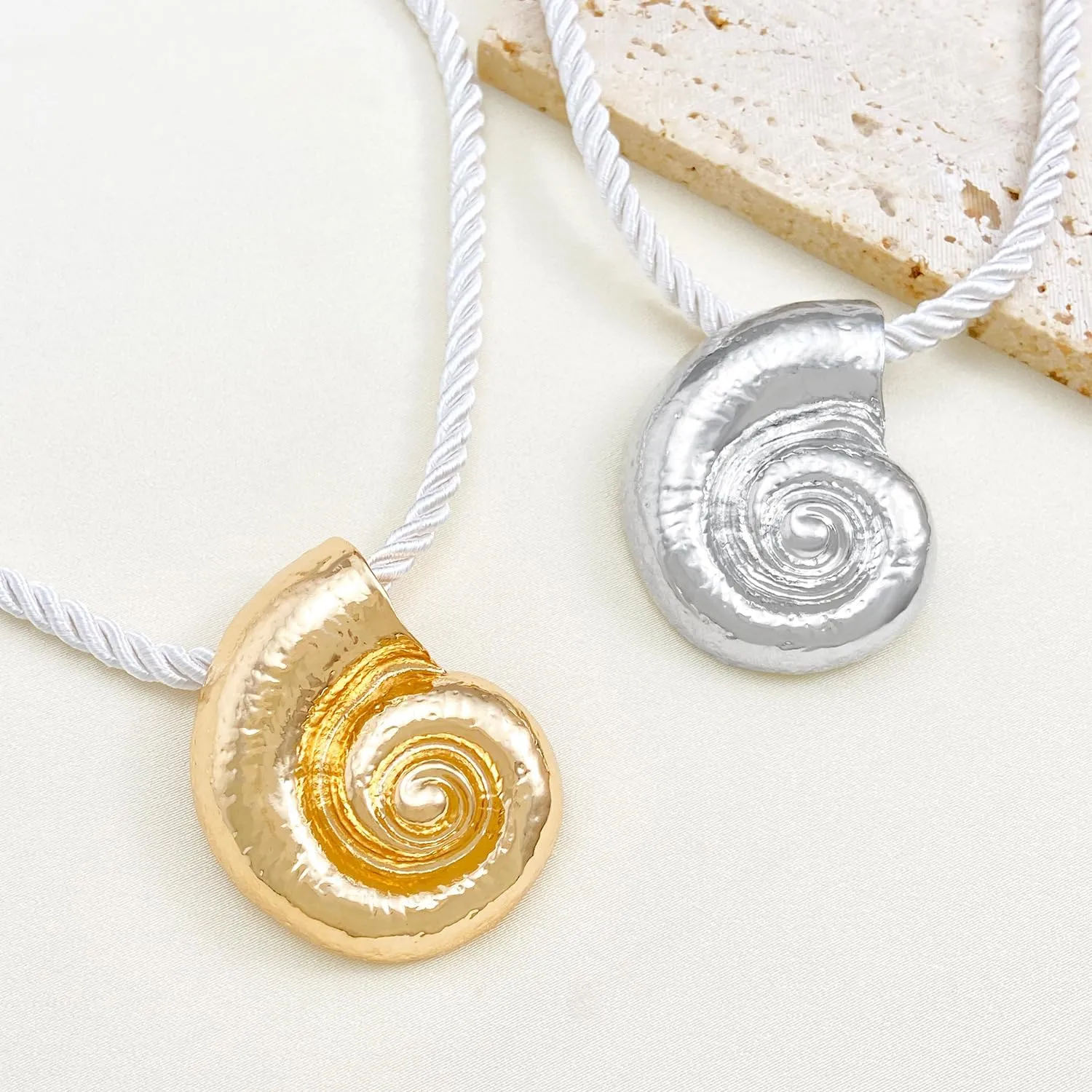 Beach Jewelry for Women Seashell Necklace Gold Starfish Necklace Beach Necklaces for Women Surfer Puka Shell Necklaces for Women Summer Beachy Seashell Jewelry