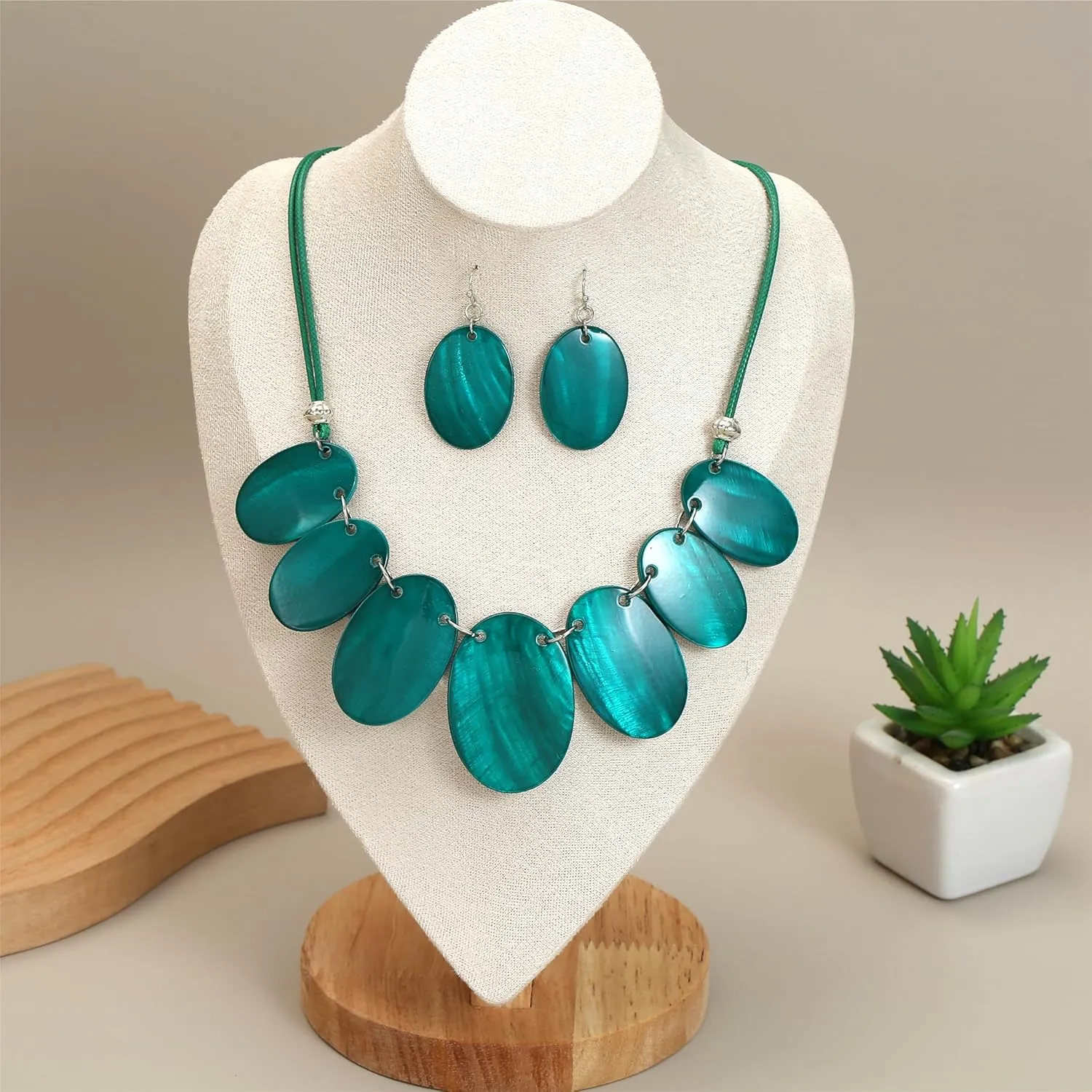 Big Oval Chunky Statement Necklaces Set for Women Fashion Western Boho Colorful Shell Choker Necklace and Earrings Set for Holiday Costume Jewelry Gifts