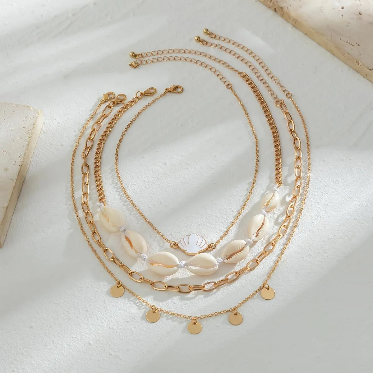 Shell Seashell Necklace Summer Beach Puka Shell Necklace Jewelry Choker Beach Necklaces for Women Preppy Shell Necklace Layered Charm Sequins Starfish Conch